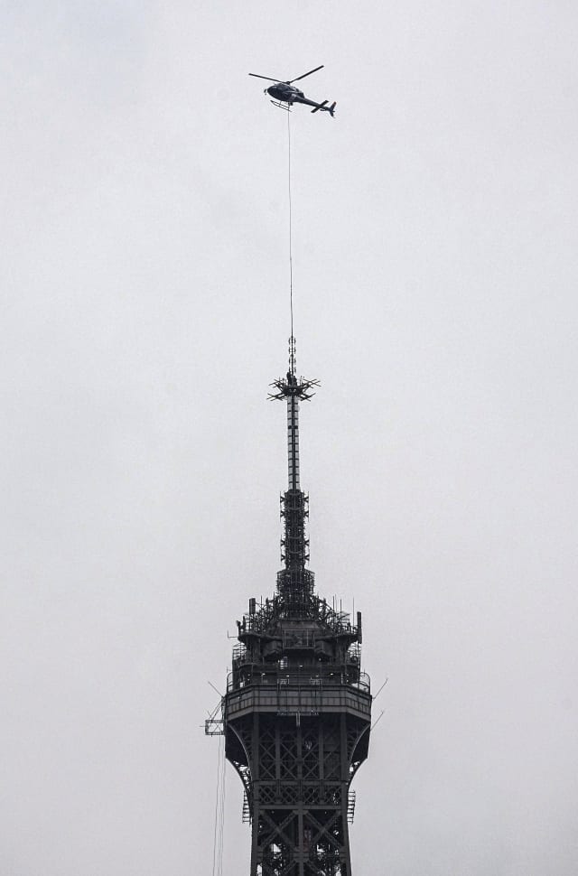 Broadcast antenna mast