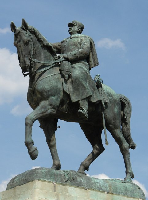 Joffre statue near the edges