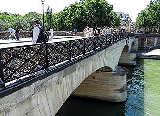 Pont de l’Archevêché view